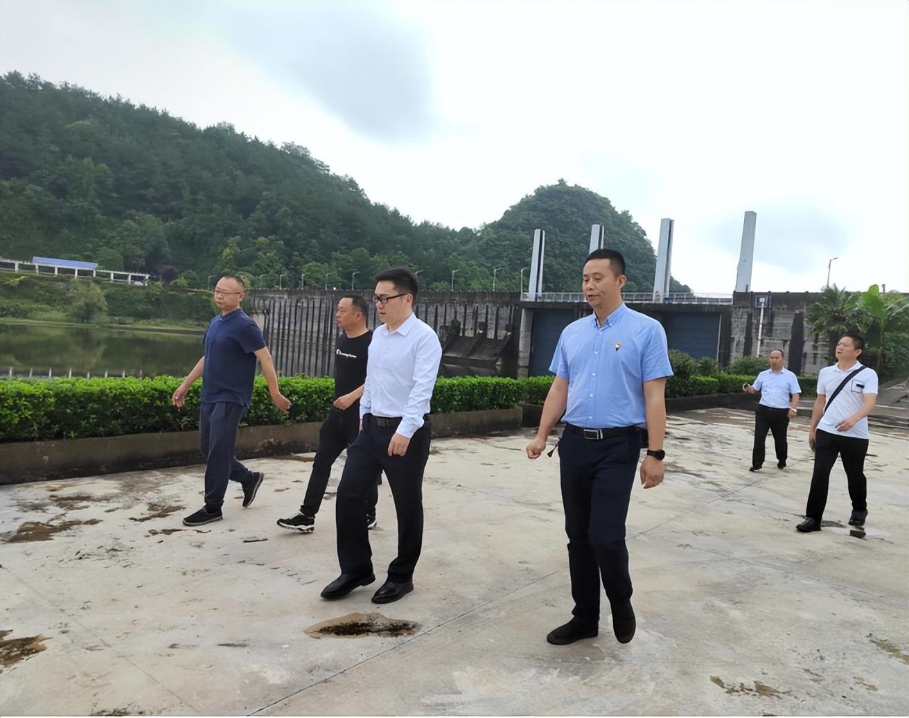 贵州大巴冲进水库紧急报道，最新前方消息！