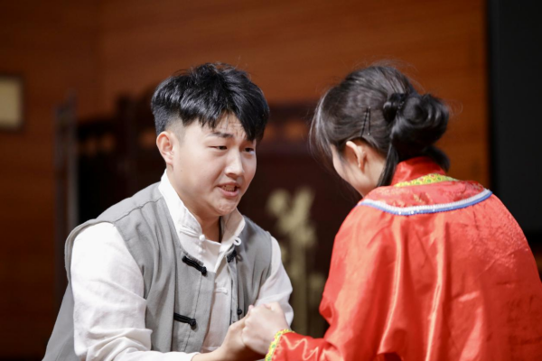 青春之歌，年轻面孔与动人故事的演员列表