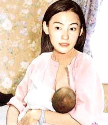 女明星喂奶的温馨日常记录