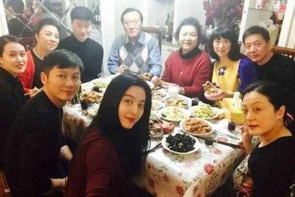 娱乐圈大明星，舞台到人生的蜕变——自信与成就感的彰显