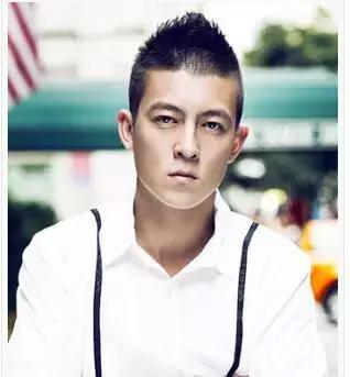 最新发型图男，小巷深处的时尚风采